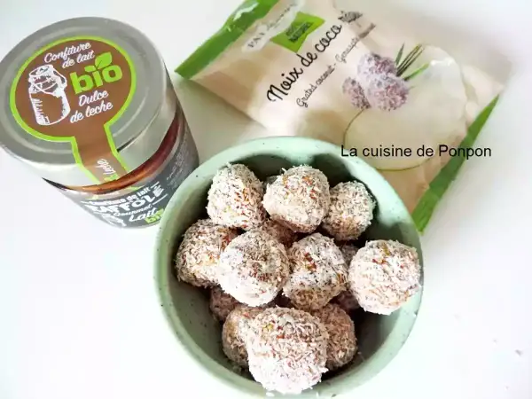 Délicieuses boules coco lait concentré, prêtes à déguster. Une recette facile avec confiture de lait et noix de coco râpée.