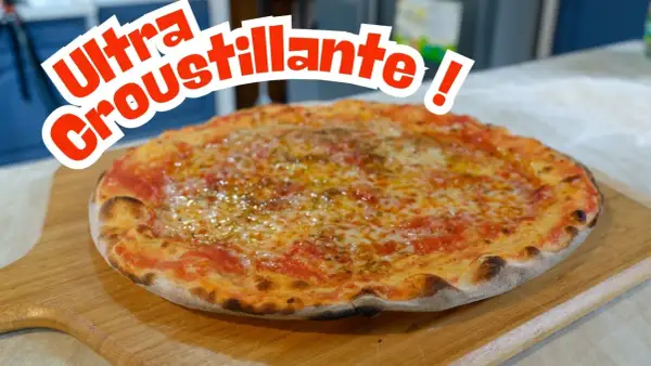 Une pizza ultra croustillante, parfaite pour une recette pâte à pizza fine. Son bord doré et son fromage fondant invitent à la dégustation.