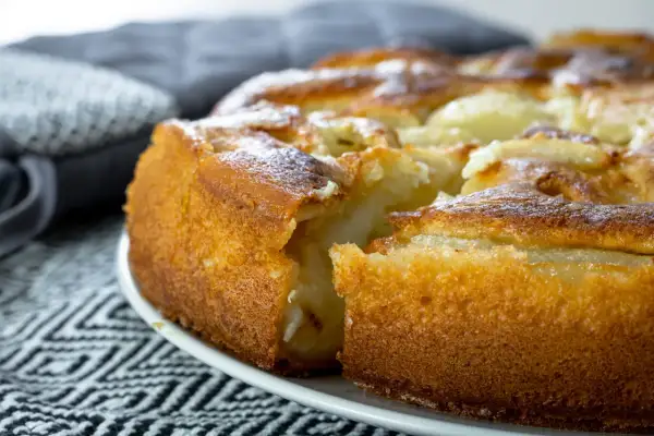 Un délicieux clafoutis aux poires, doré et moelleux, prêt à être dégusté.