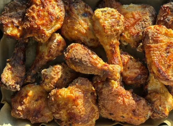 Un assortiment de morceaux de poulet croustillants et dorés, préparés au poulet air fryer. Parfait pour un repas savoureux et léger.