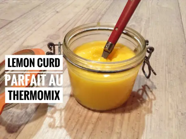 Un pot de lemon curd onctueux, prêt à être dégusté. Parfait au Thermomix pour une touche acidulée.