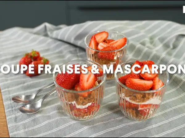 Trois verrines fraise mascarpone, garnies de fruits rouges frais et d'une crème onctueuse, prêtes à être dégustées.