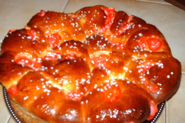 Brioche praline rose, une création gourmande inspirée par Cyril Lignac, parsemée de sucre perlé.