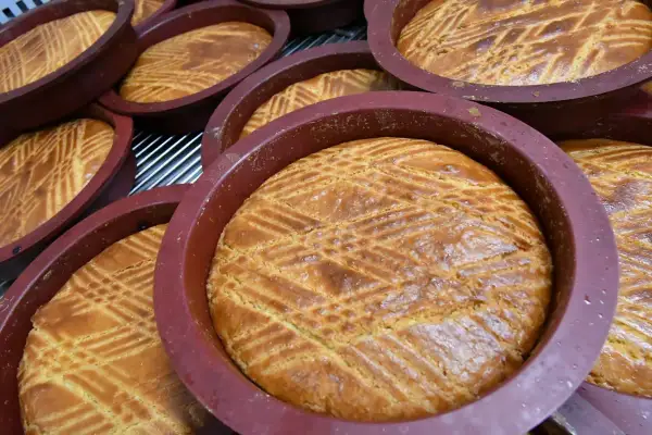 Plusieurs gâteaux bretons dorés, aux motifs quadrillés, sortent des moules en silicone.