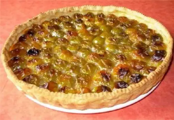 Une délicieuse tarte aux prunes à l'ancienne, avec une pâte dorée et une garniture généreuse de fruits confits et caramélisés.