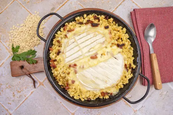 La recette de la croziflette savoyarde, un plat gratiné aux crozets, lardons et reblochon fondant, prêt à être dégusté.