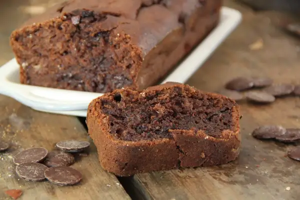 Un délicieux gâteau banane chocolat, moelleux et riche, avec des pépites de chocolat. Parfait pour le goûter !