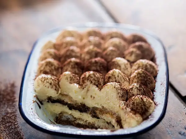 Un délicieux tiramisu, prêt à être dégusté. Cette recette italienne est un régal pour les yeux et les papilles.