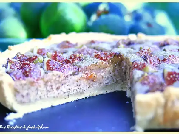 Une délicieuse tarte aux figues, avec sa pâte dorée et sa garniture généreuse de fruits violets et rouges.