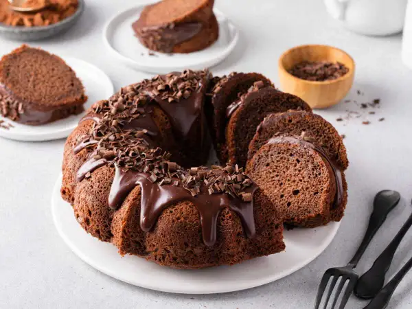 Gâteau au chocolat moelleux, glacé et parsemé de copeaux. Une touche croustillant praliné feuilletine cyril lignac pour un plaisir gourmand.