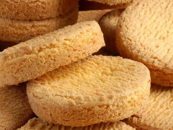 Gros plan sur une pile de palets bretons dorés, leur texture granuleuse appétissante.